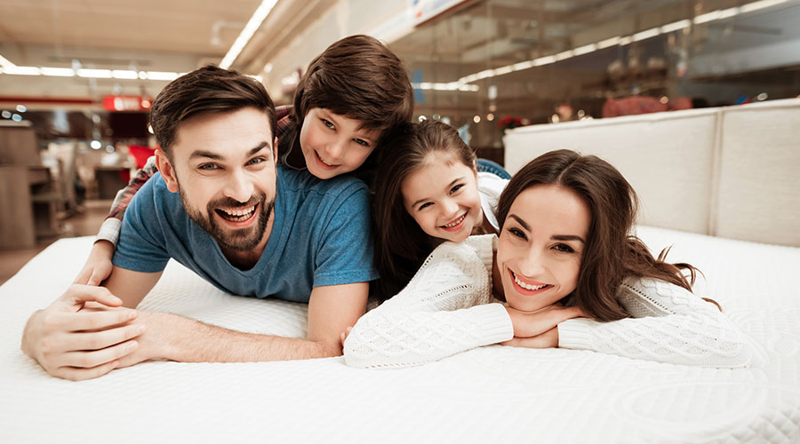Gelukkige familie op matras